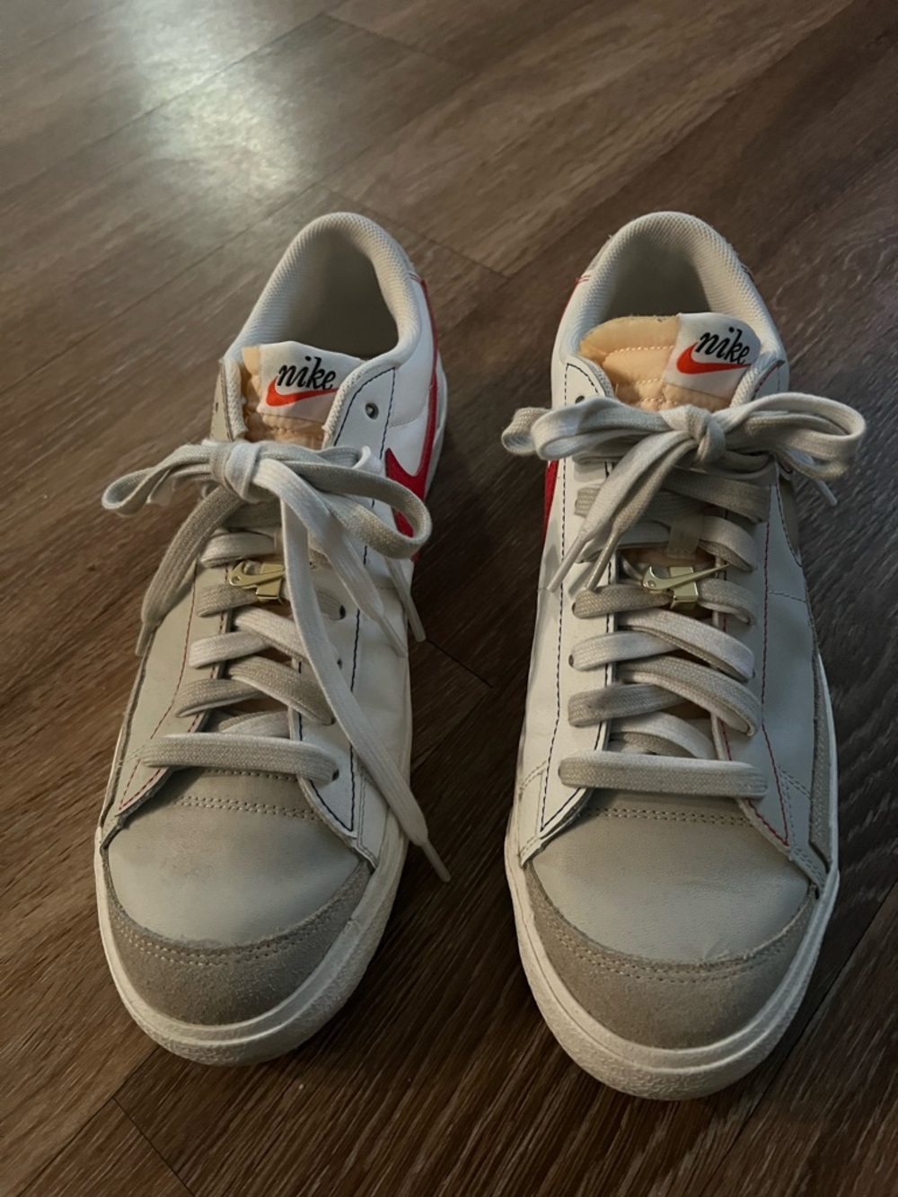 Nike Low-Top Sneakers in White with Red Swoosh